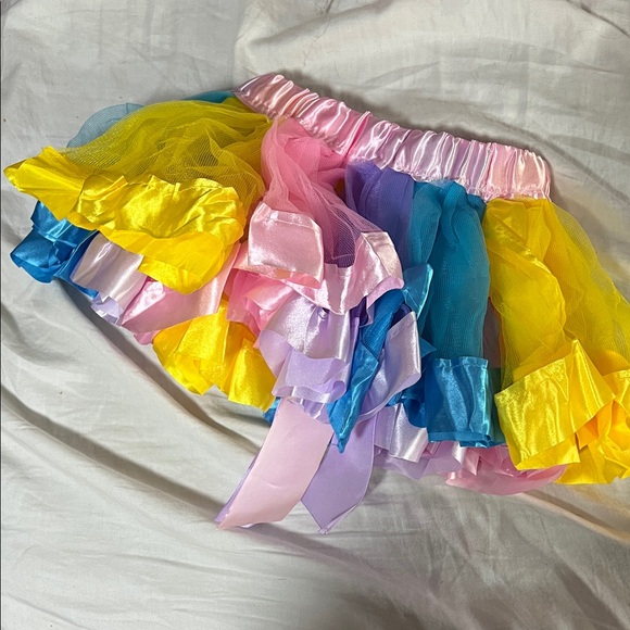 ONE Colorful Ruffled Skirt with Accessories - Picture 2 of 4